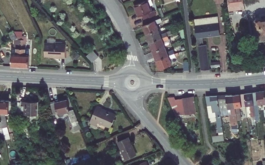 Vue aérienne du Rond-point anonyme n°32975669