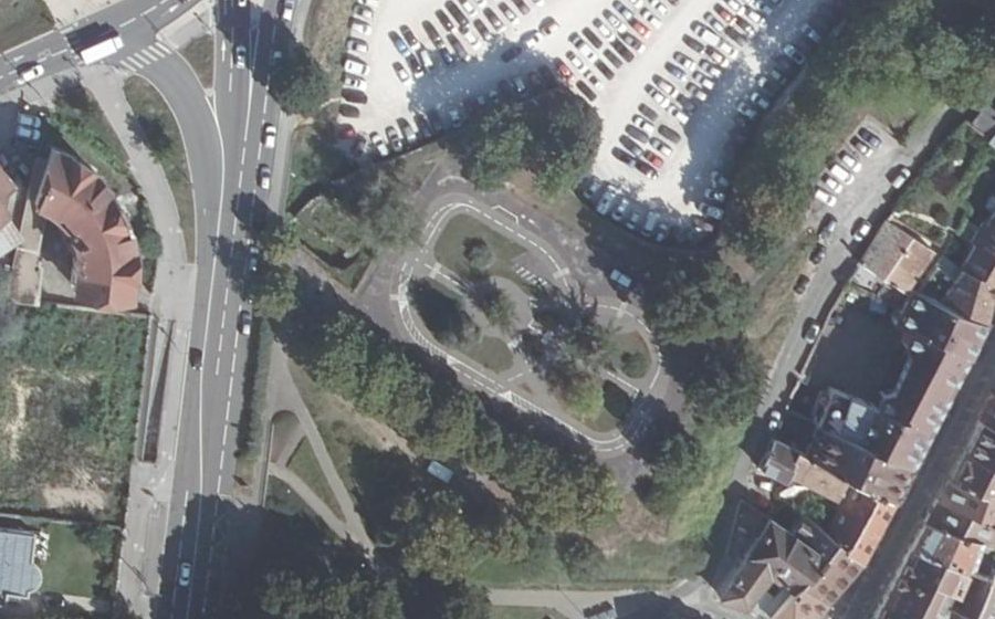Vue aérienne du Rond-point anonyme n°32979884