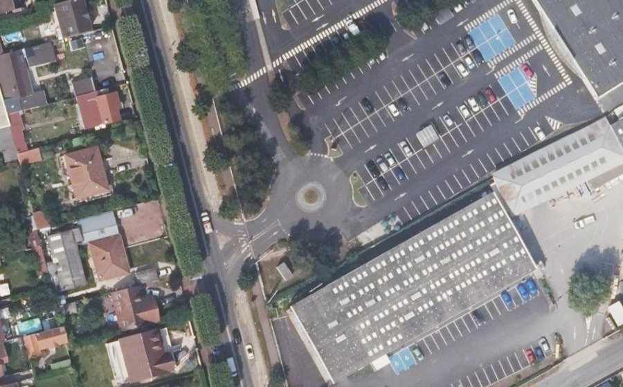 Vue aérienne du Rond-point anonyme n°329804237