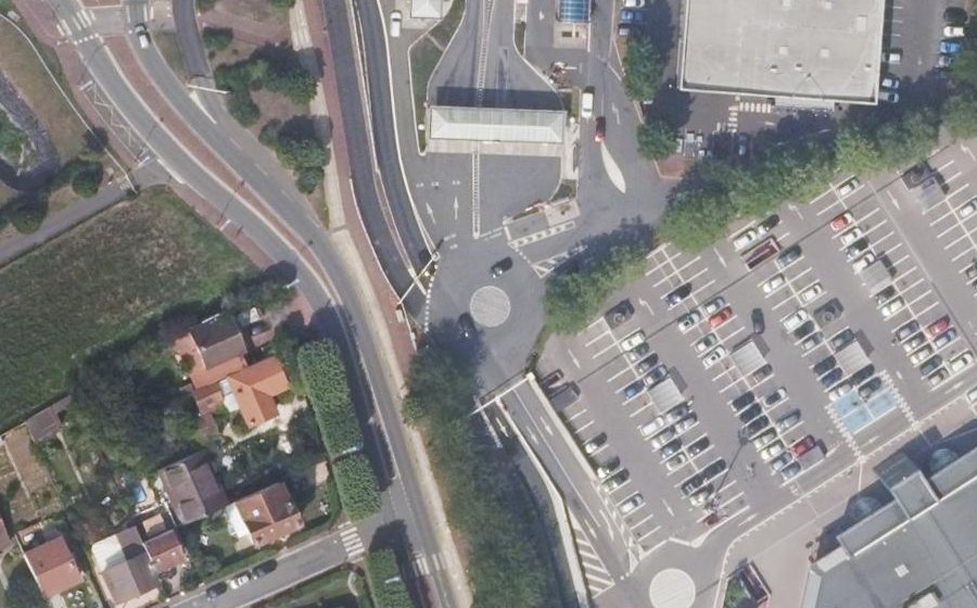 Vue aérienne du Rond-point anonyme n°329804239