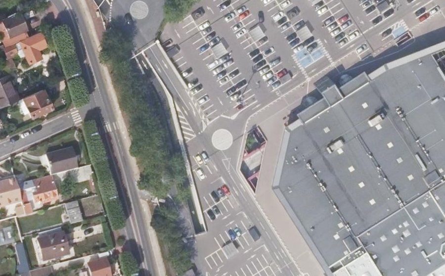 Vue aérienne du Rond-point anonyme n°329804251