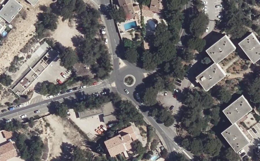 Vue aérienne du Rond-point anonyme n°329840653