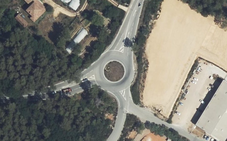 Vue aérienne du Rond-point anonyme n°329902870