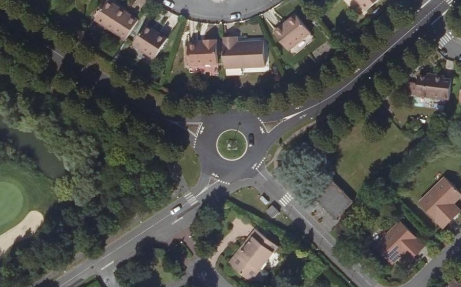 Vue aérienne du Rond-point anonyme n°32992697