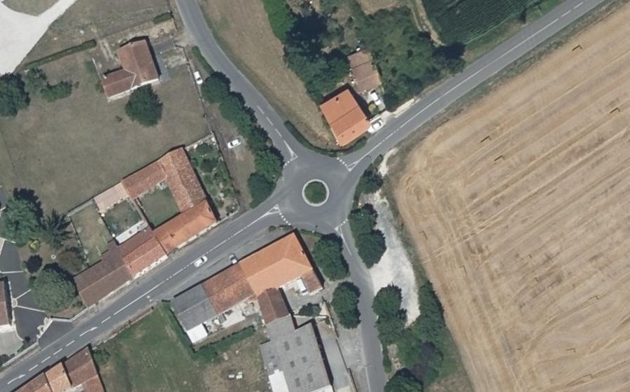 Vue aérienne du Rond-point anonyme n°329938896