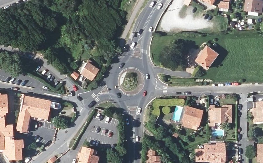 Vue aérienne du Rond-point anonyme n°329965760