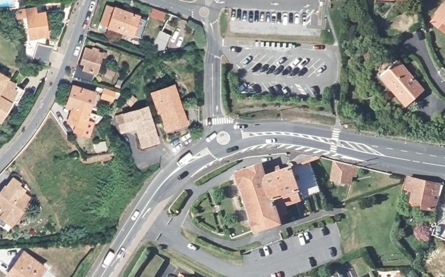 Vue aérienne du Rond-point anonyme n°330027375