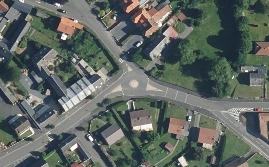 Vue aérienne du Rond-point anonyme n°330252264