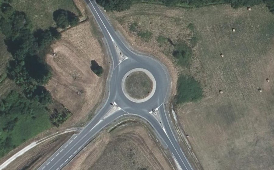 Vue aérienne du Rond-point anonyme n°330329899