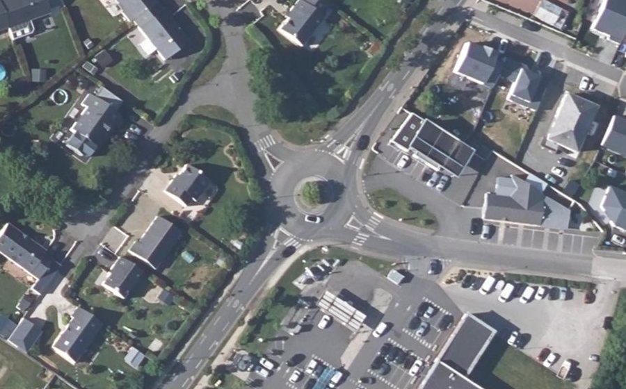 Vue aérienne du Rond-point anonyme n°330349974