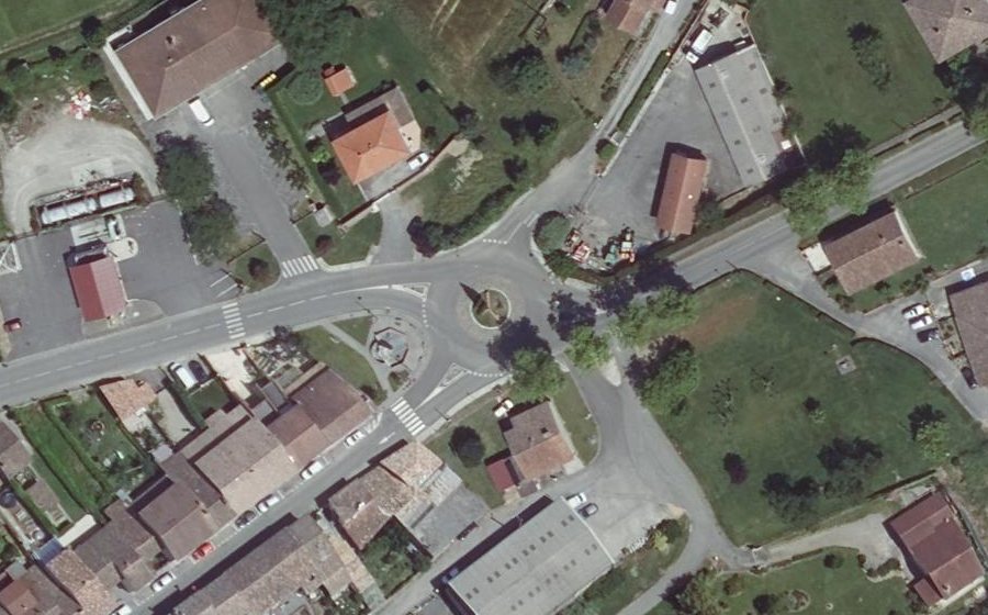 Vue aérienne du Rond-point anonyme n°330380835