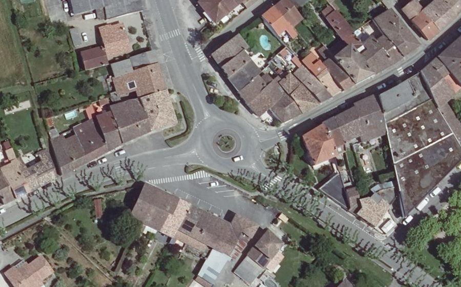 Vue aérienne du Rond-point anonyme n°330381105