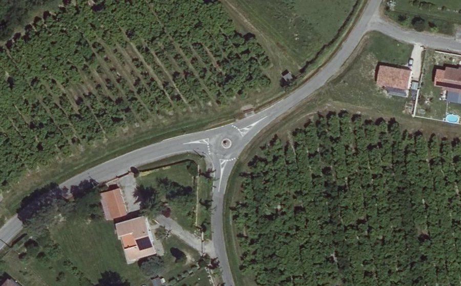 Vue aérienne du Rond-point anonyme n°330385773