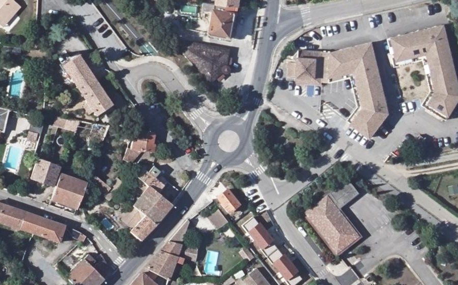 Vue aérienne du Rond-point anonyme n°330387489