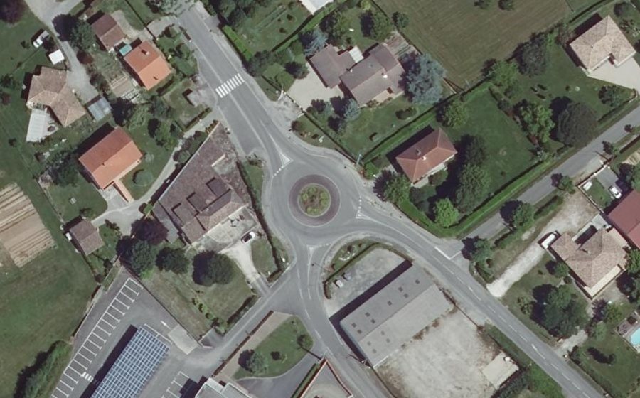 Vue aérienne du Rond-point anonyme n°330388519