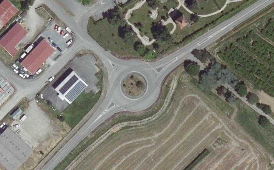 Vue aérienne du Rond-point anonyme n°330394766