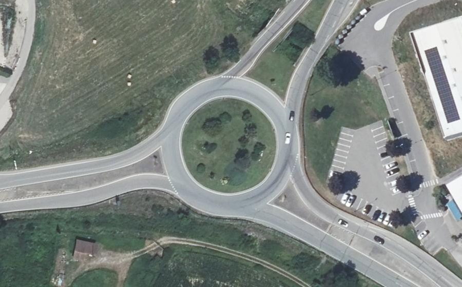 Vue aérienne du Rond-point anonyme n°330472659