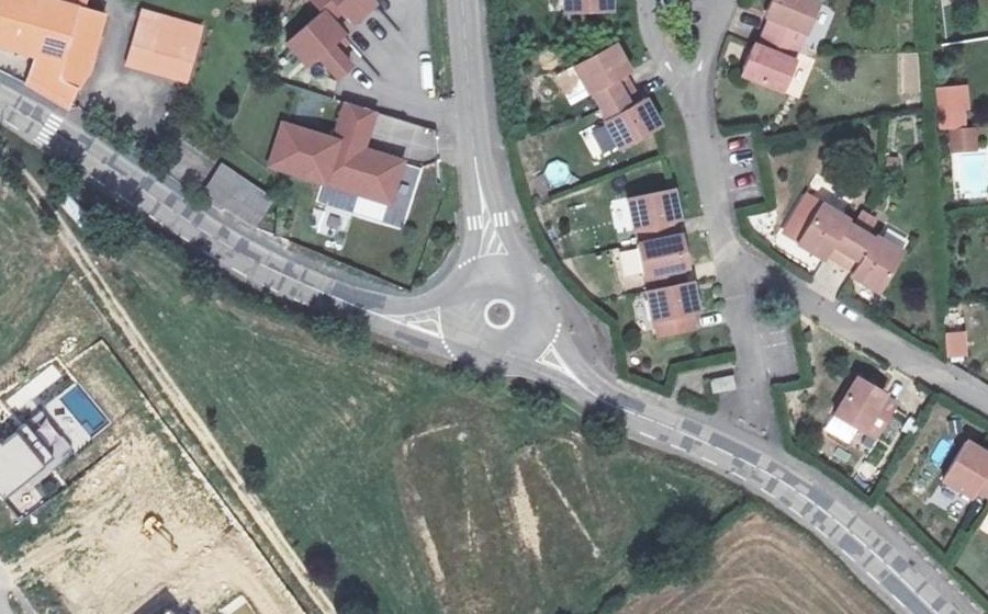 Vue aérienne du Rond-point anonyme n°330472661