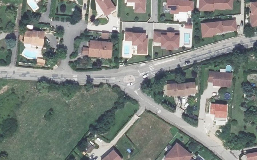 Vue aérienne du Rond-point anonyme n°330472667