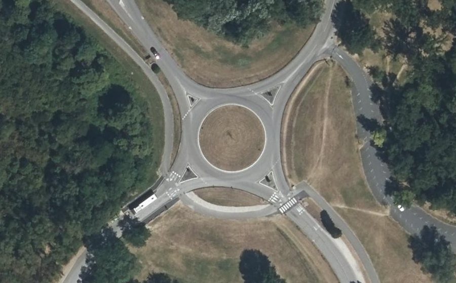 Vue aérienne du Rond-point anonyme n°33047487