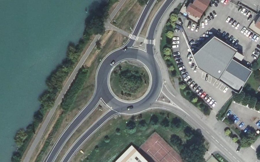 Vue aérienne du Rond-point anonyme n°330476131