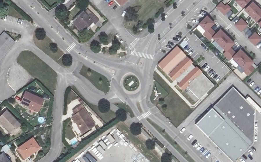Vue aérienne du Rond-point anonyme n°330476132