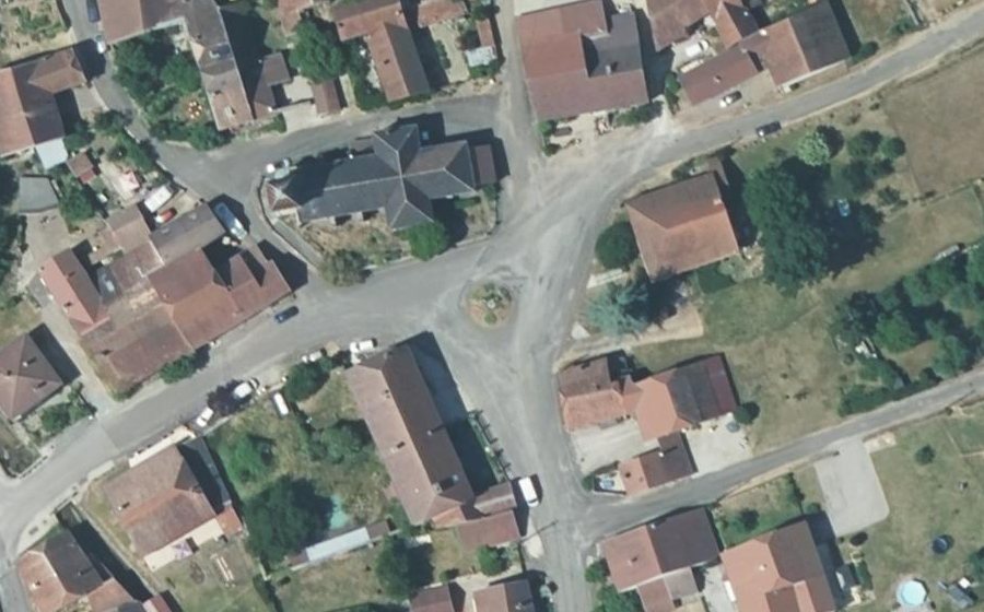Vue aérienne du Rond-point anonyme n°330477699