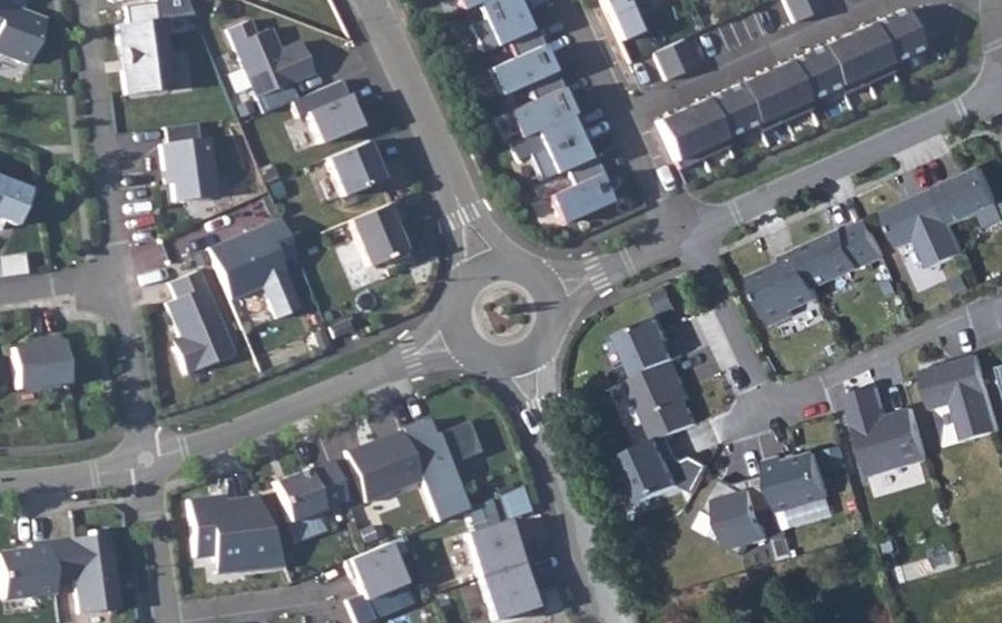 Vue aérienne du Rond-point anonyme n°330521754