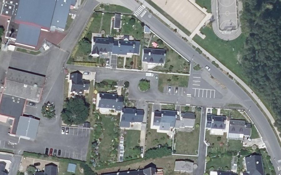 Vue aérienne du Rond-point anonyme n°330543522