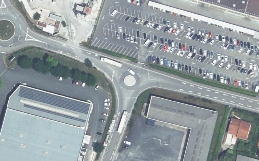 Vue aérienne du Rond-point anonyme n°330578854
