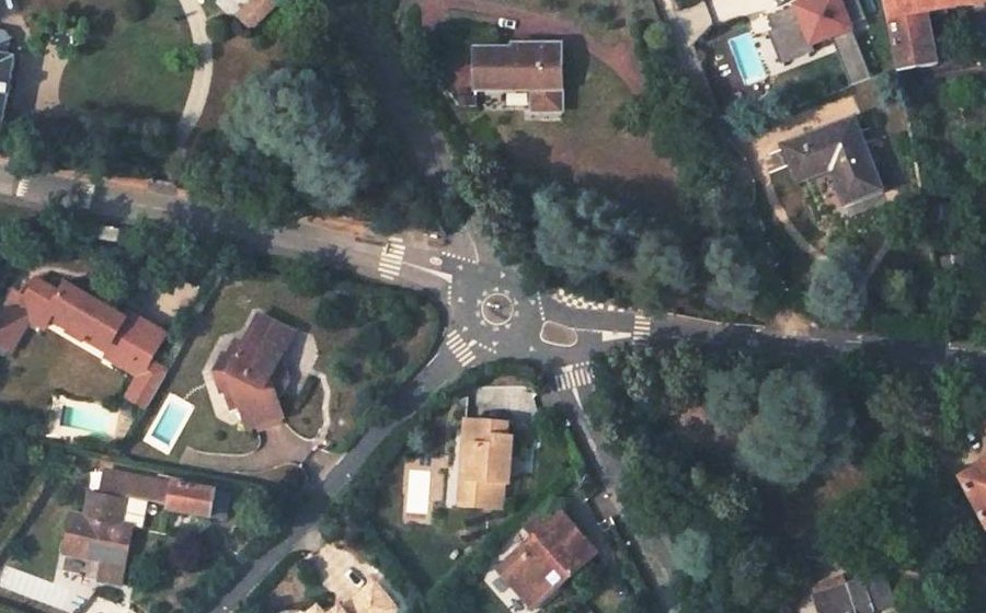 Vue aérienne du Rond-point anonyme n°33062113