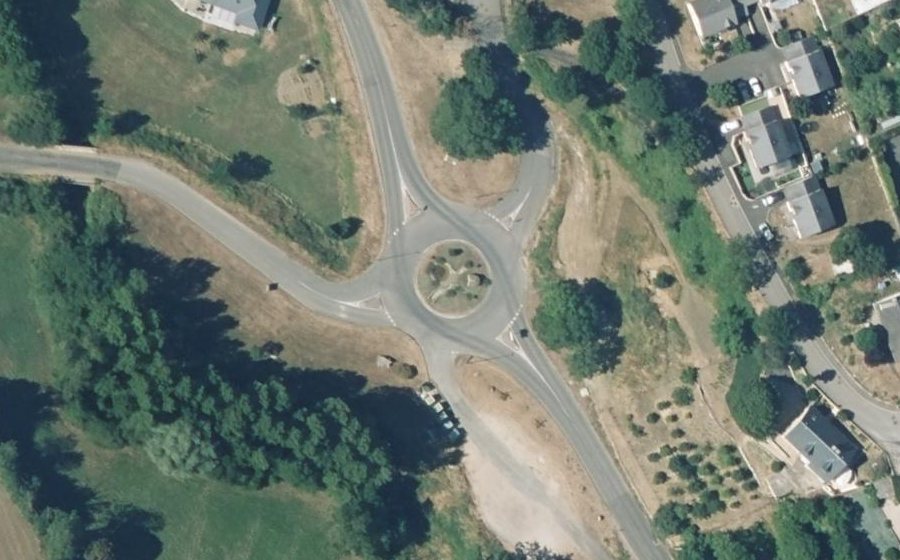 Vue aérienne du Rond-point anonyme n°330661625