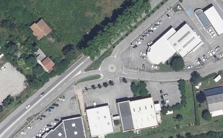 Vue aérienne du Rond-point anonyme n°330697282