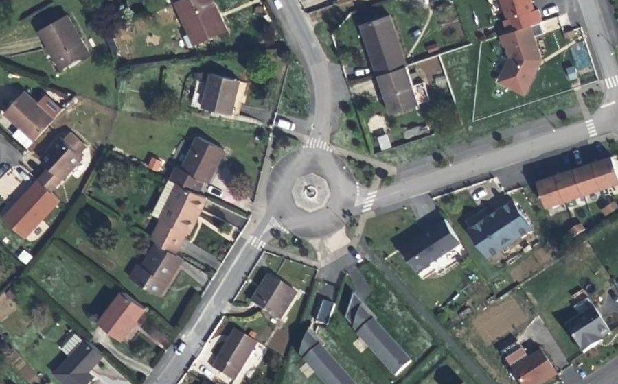 Vue aérienne du Rond-point anonyme n°330752868