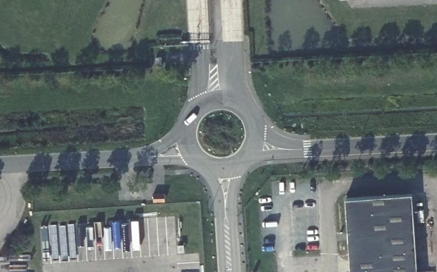Vue aérienne du Rond-point anonyme n°330754781