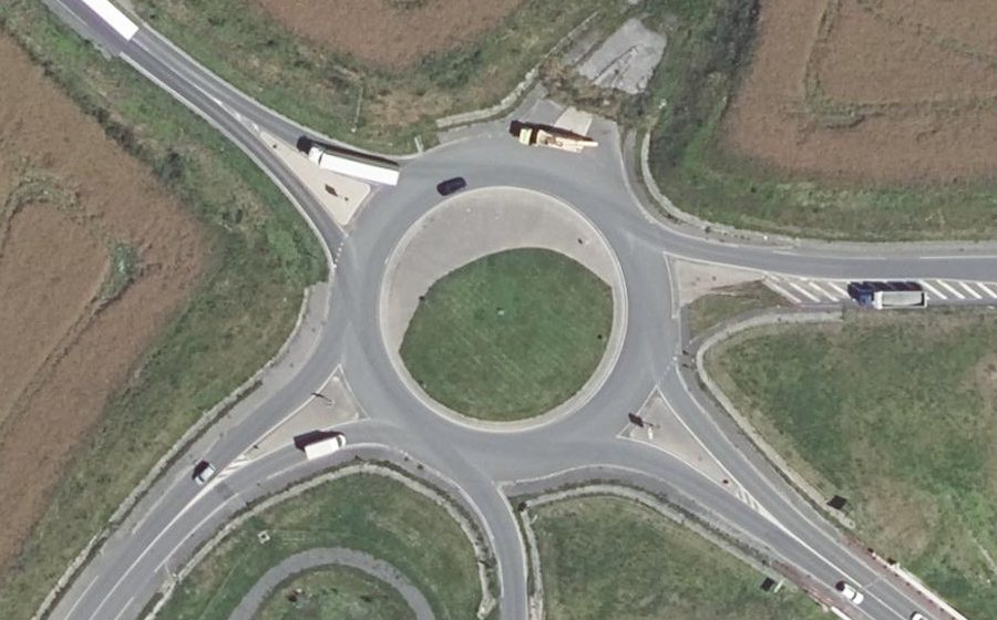 Vue aérienne du Rond-point anonyme n°330758373