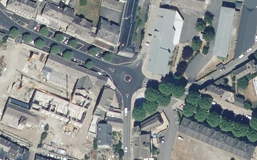Vue aérienne du Rond-point anonyme n°330763743