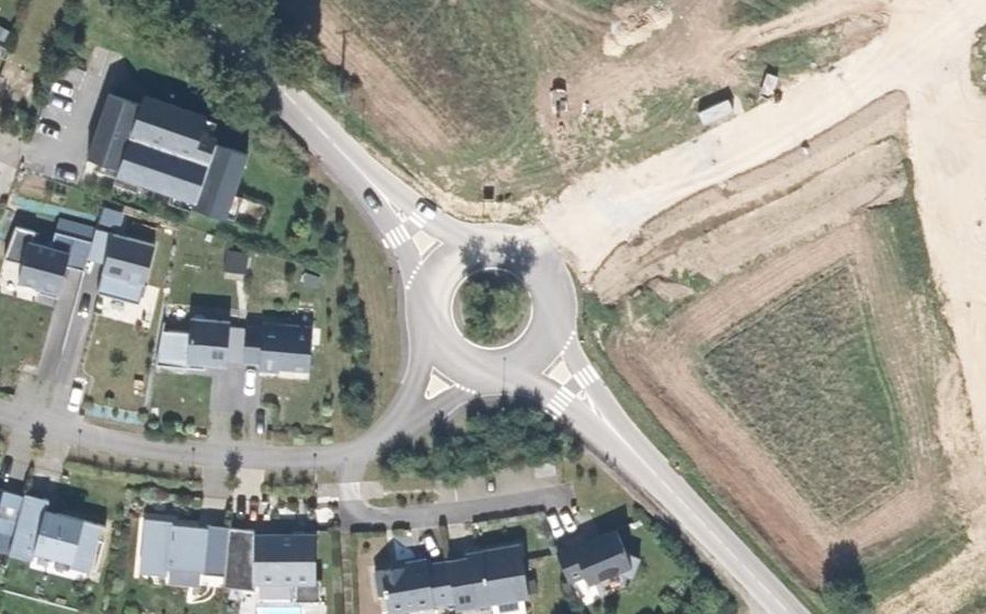 Vue aérienne du Rond-point anonyme n°330782508