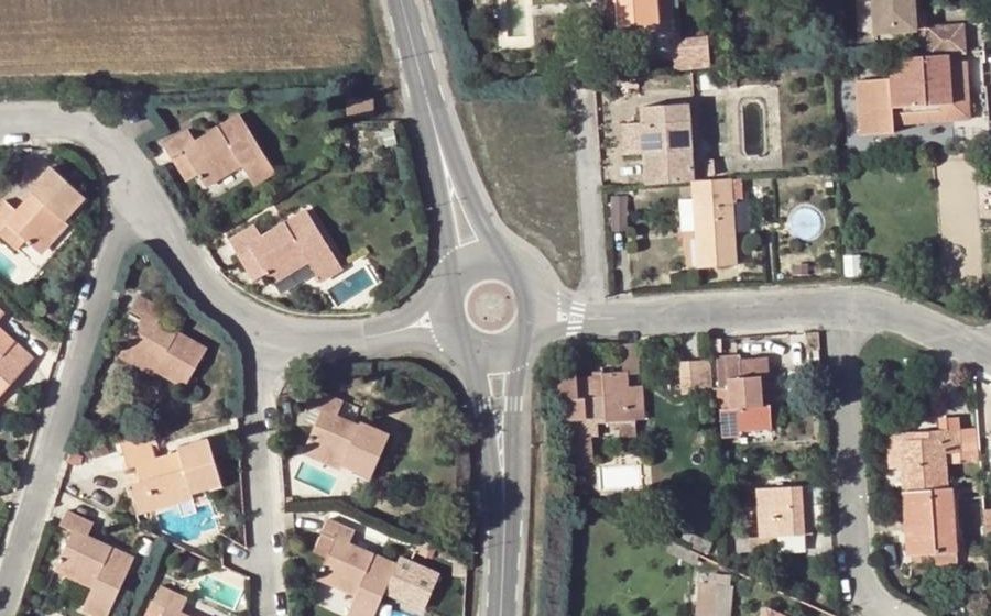 Vue aérienne du Rond-point anonyme n°330787988
