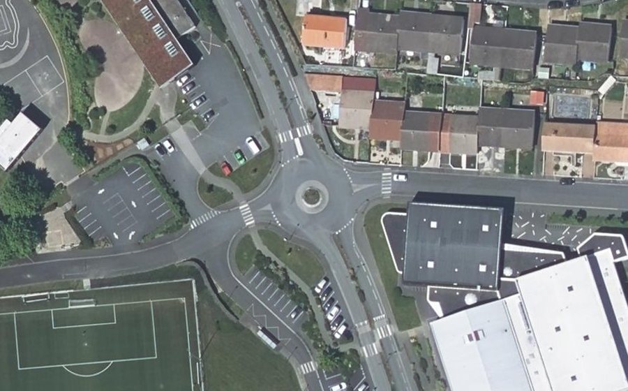 Vue aérienne du Rond-point anonyme n°330789864