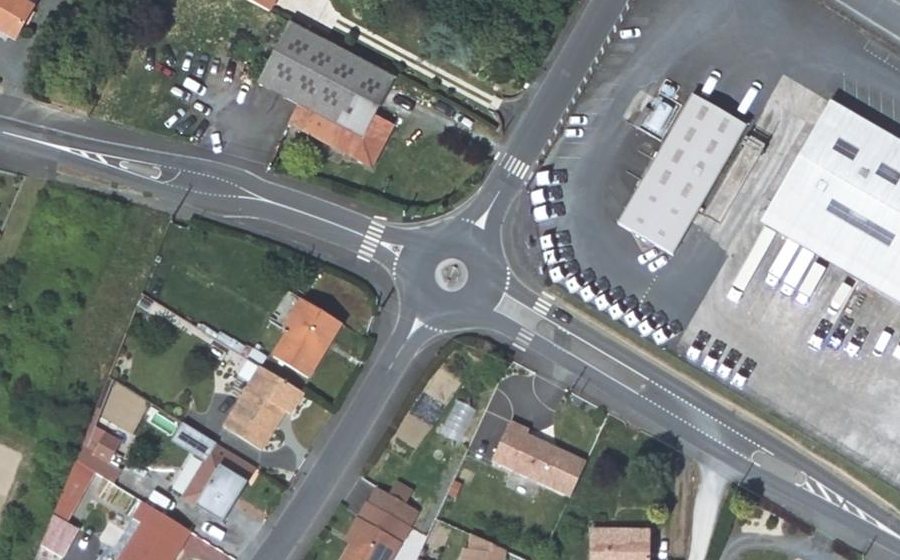 Vue aérienne du Rond-point anonyme n°330789865