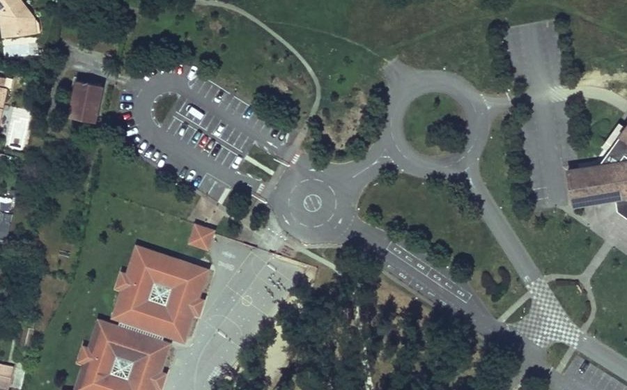 Vue aérienne du Rond-point anonyme n°33082355