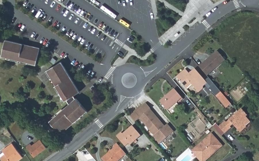 Vue aérienne du Rond-point anonyme n°330829645