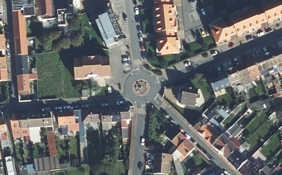 Vue aérienne du Rond-point anonyme n°33084315