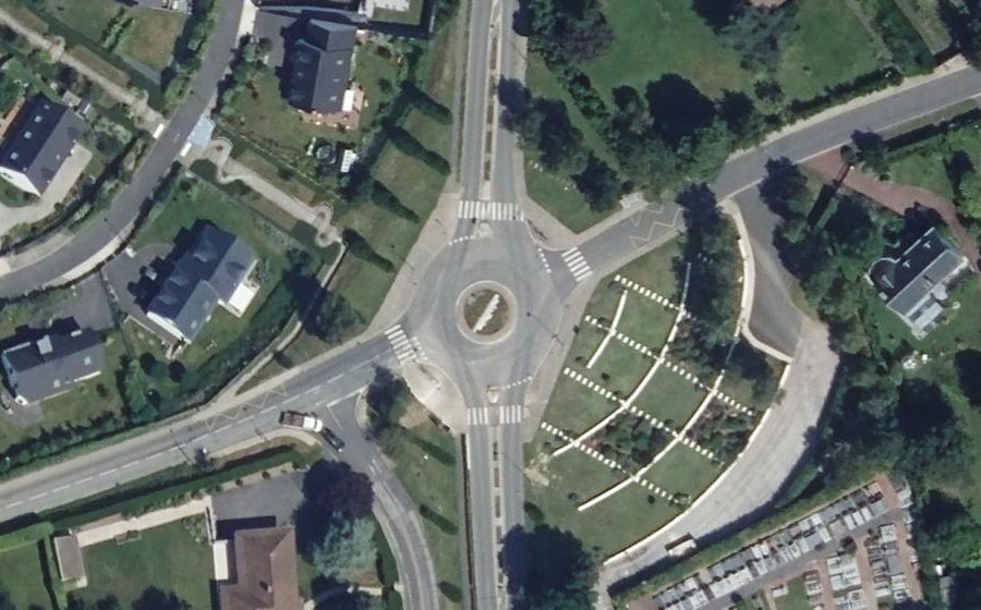 Vue aérienne du Rond-point anonyme n°33084723