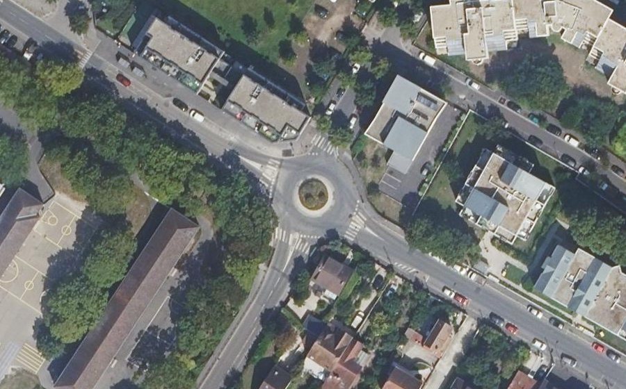 Vue aérienne du Rond-point anonyme n°33087627