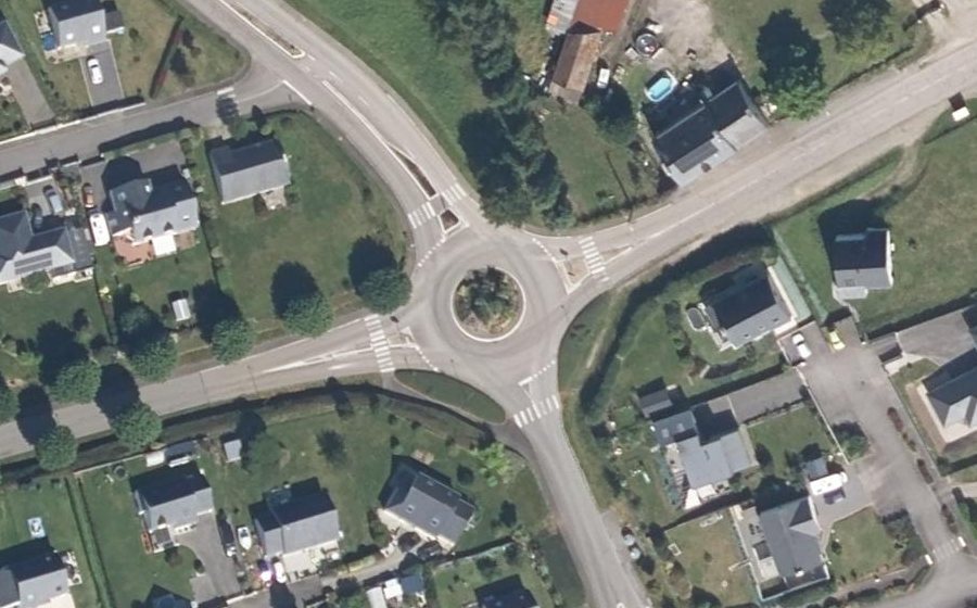 Vue aérienne du Rond-point anonyme n°330927031