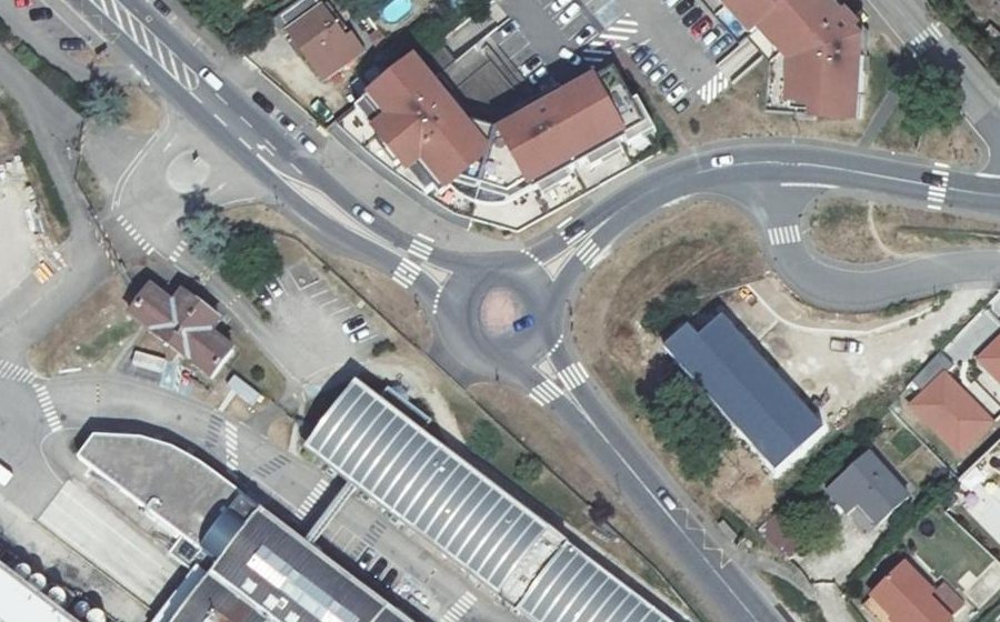 Vue aérienne du Rond-point anonyme n°330949626