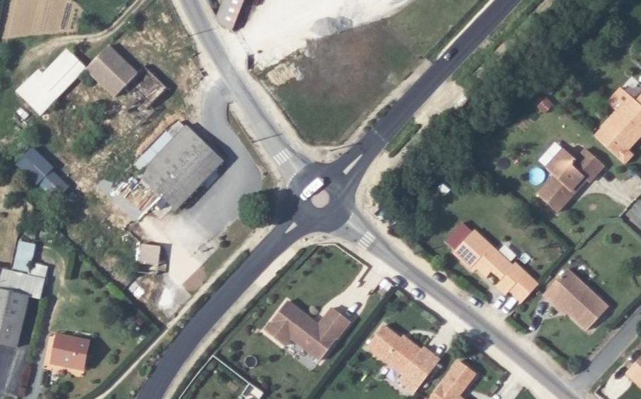 Vue aérienne du Rond-point anonyme n°330994354