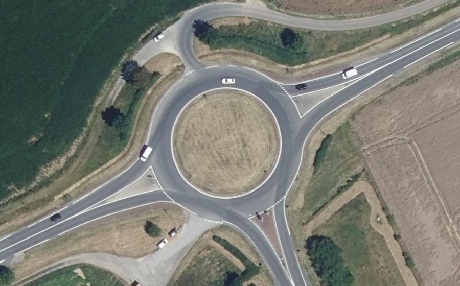 Vue aérienne du Rond-point anonyme n°33099675